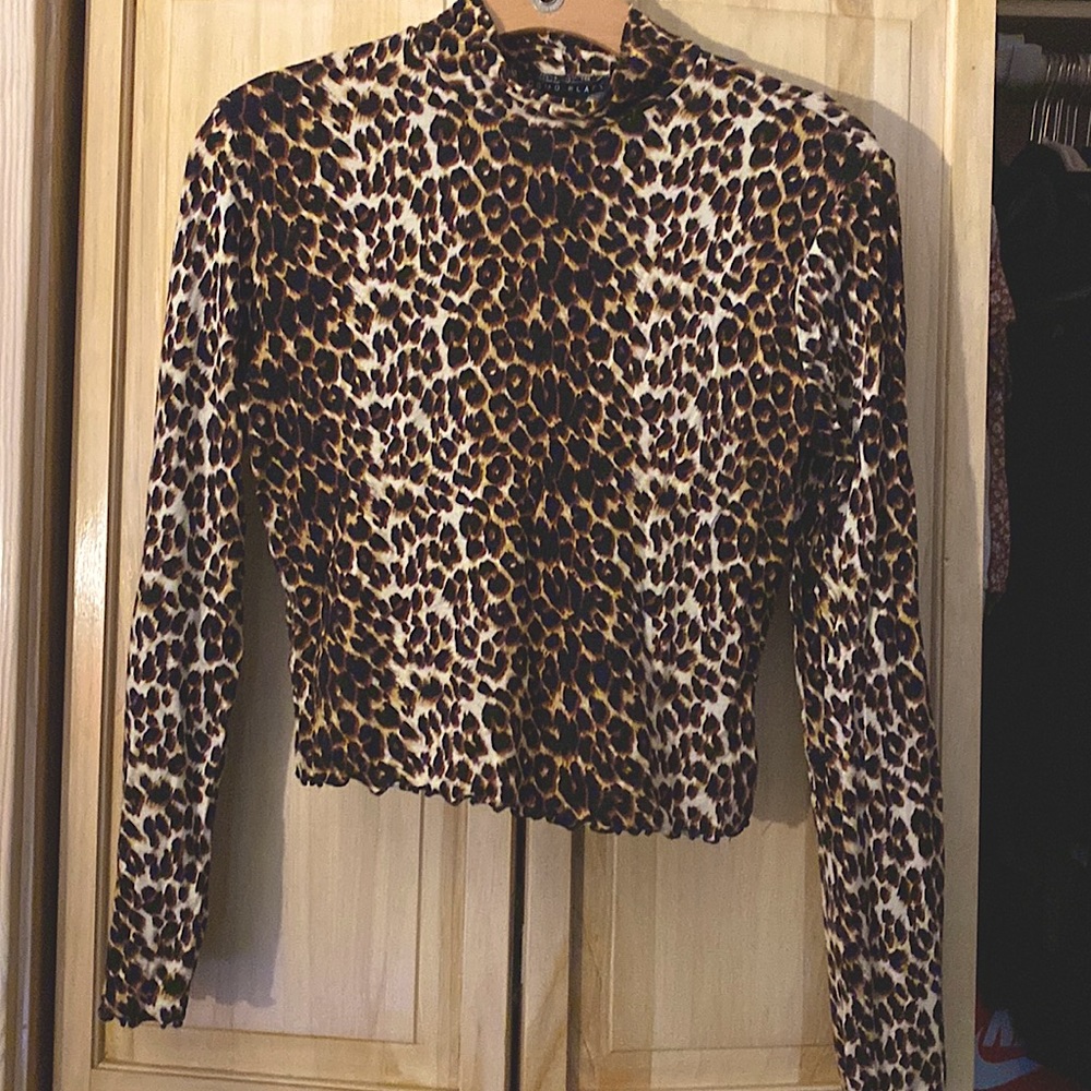 Leopard print 🐆 long-sleeve crop top 🤎🖤